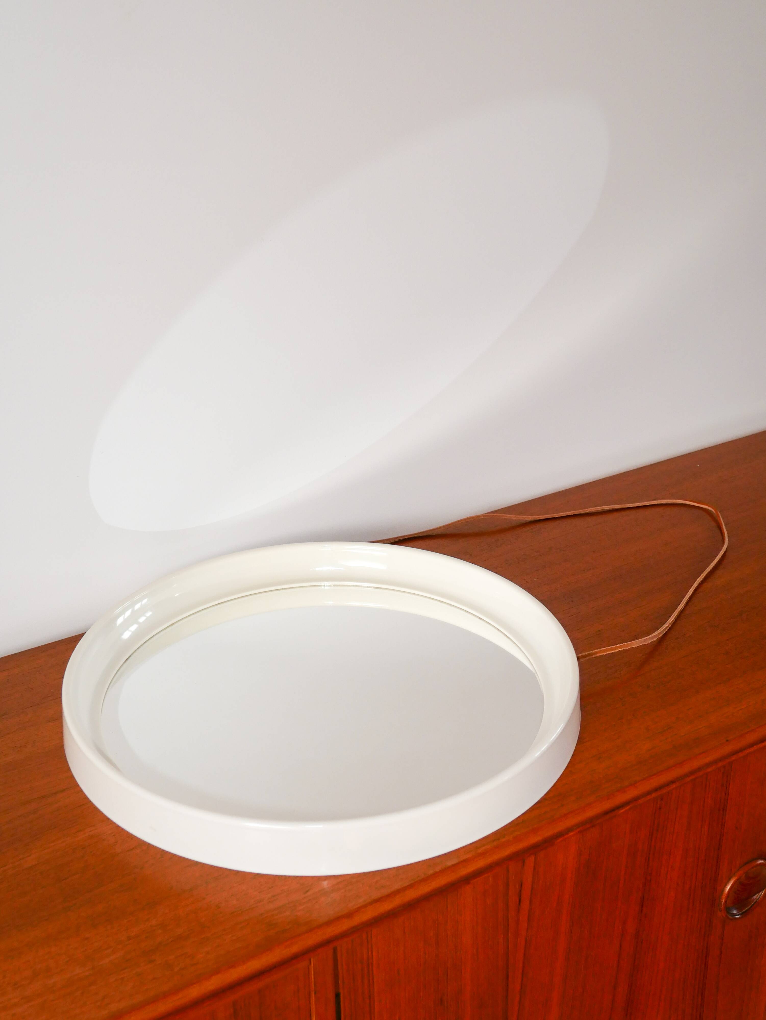 Miroir casquette design rond en plexi écru avec lanière en cuir 1970