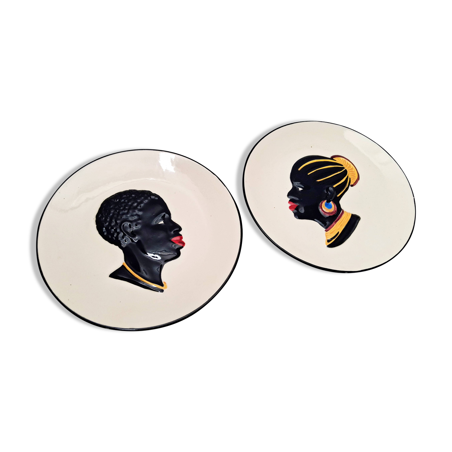 2 assiettes murales en faïence profils africains, 1960