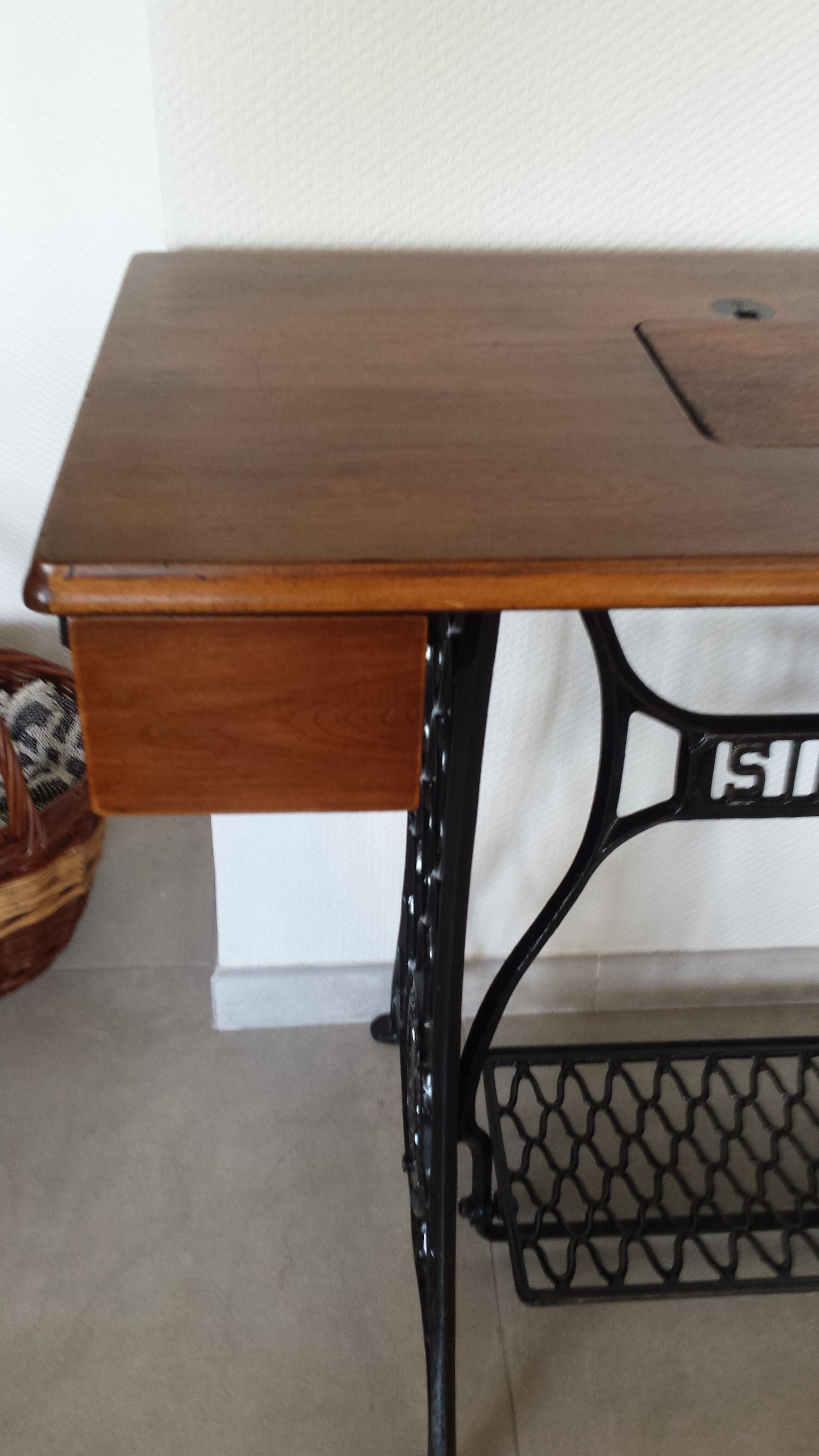 Singer's sewing machine foot console