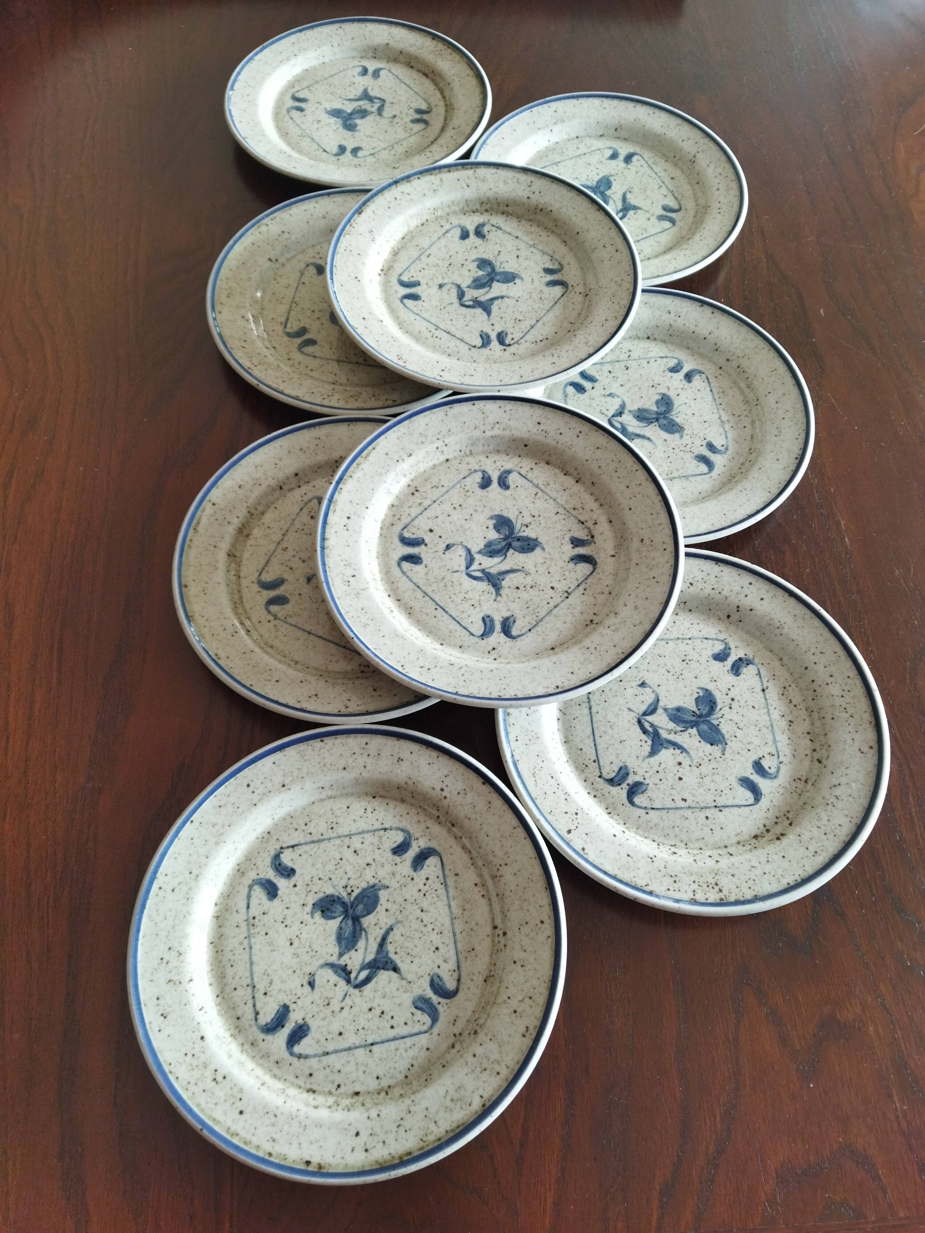 9 assiettes à dessert en porcelaine de Sologne