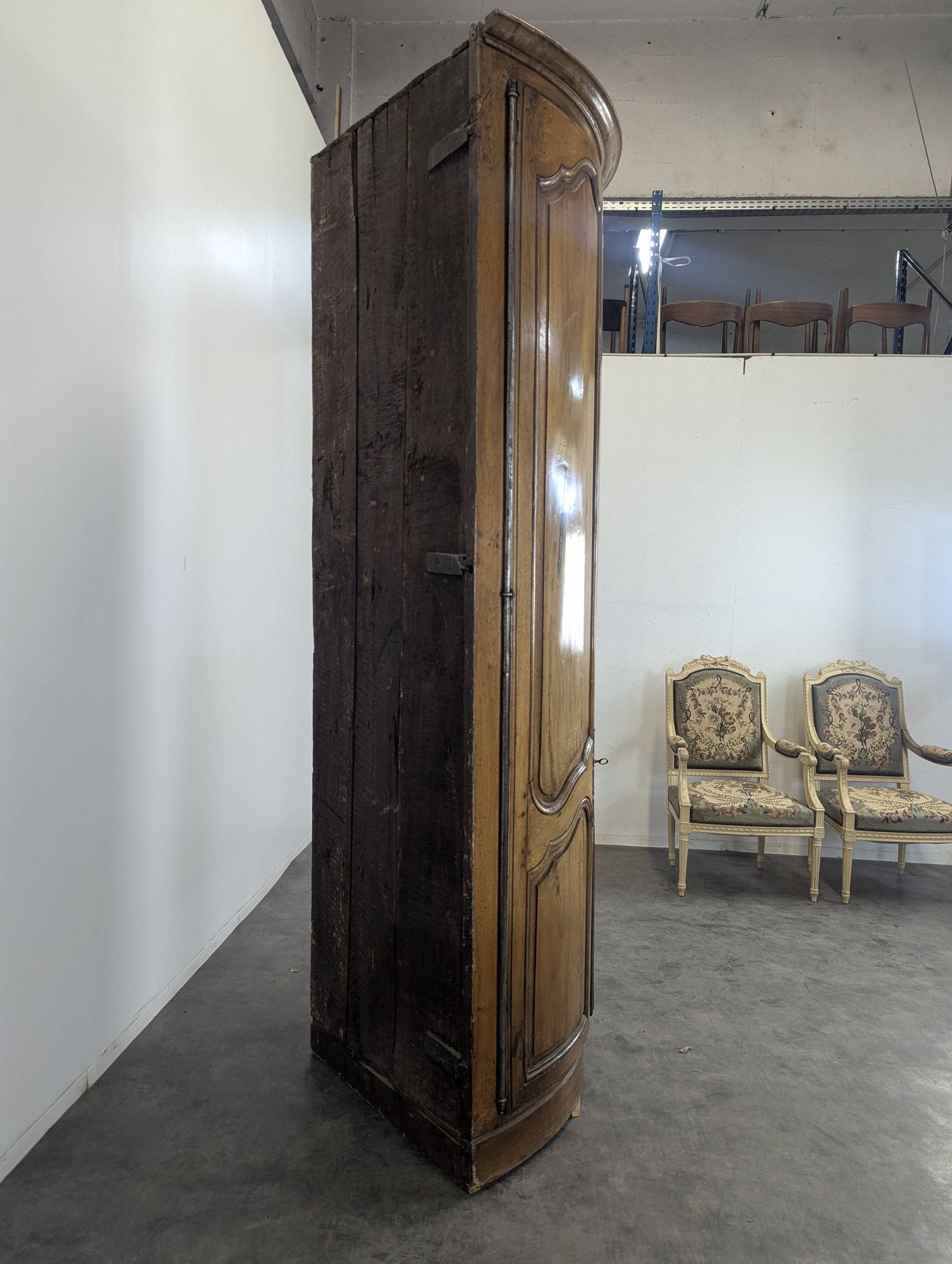 Corner cabinet in fine walnut, late 18th century.
