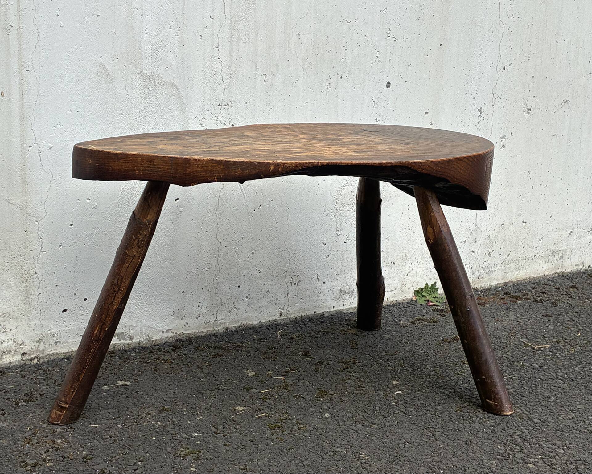 Table basse tripode brutaliste 