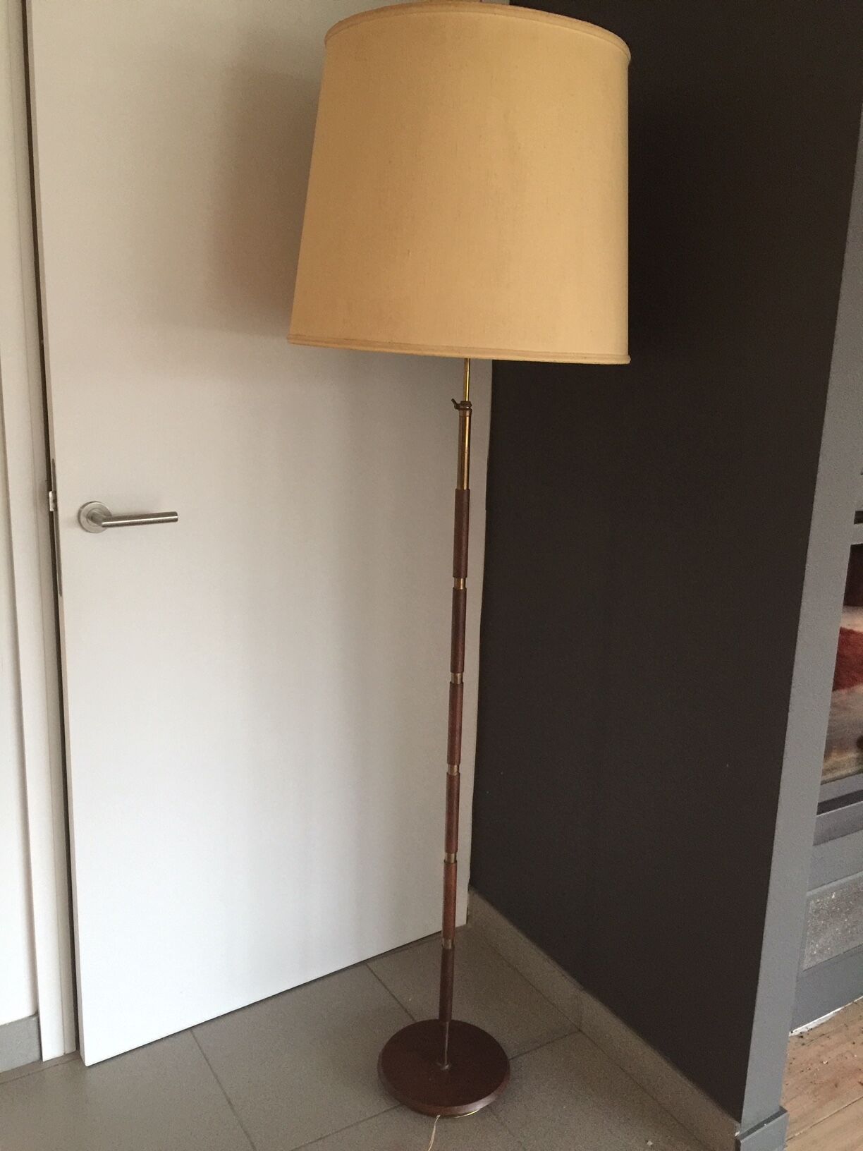Scandinavian floor lamp in teak and brass, 1960