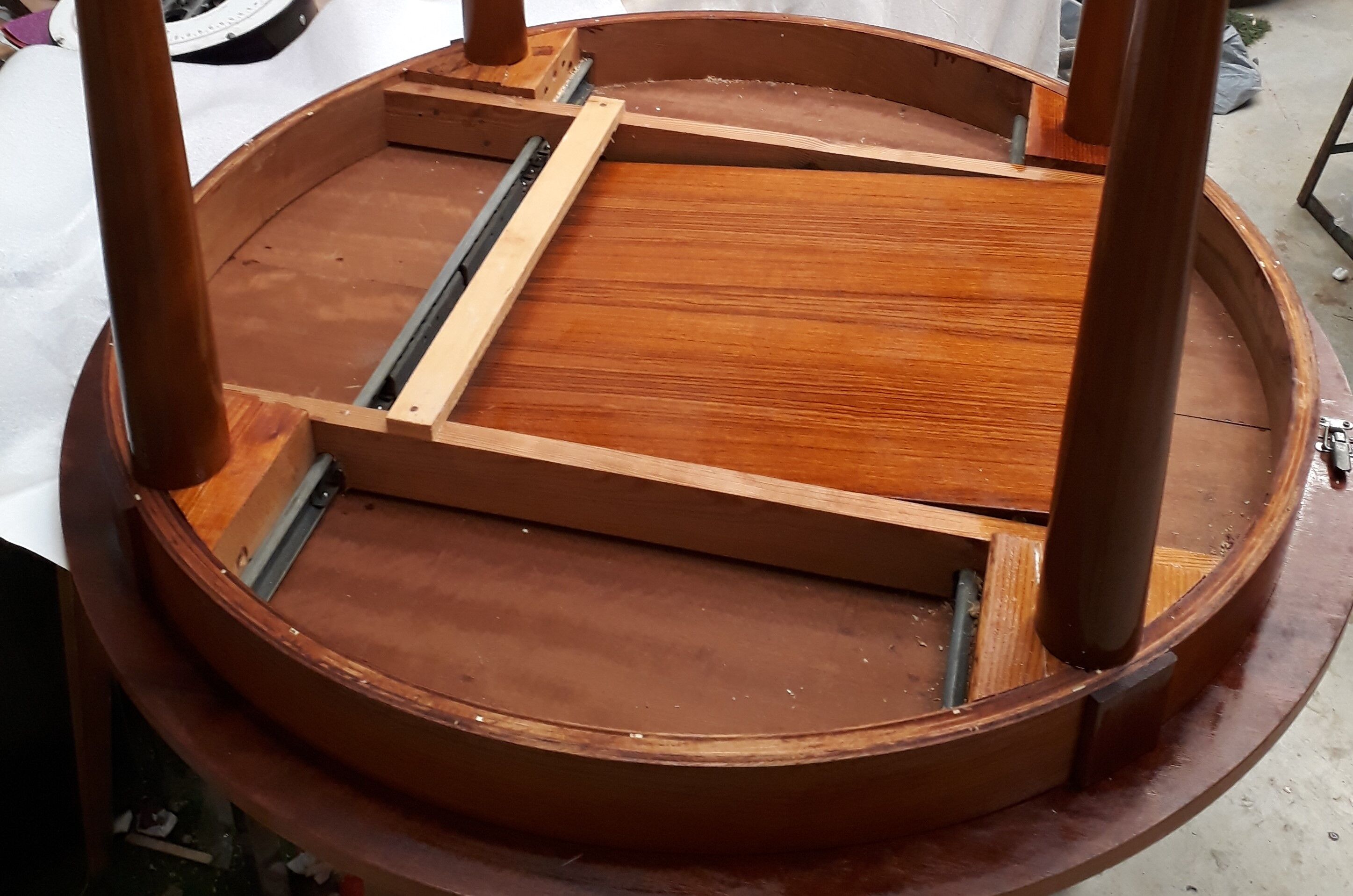 Scandinavian table 1970 teak veneer round 110cm with its 1.55cm butterfly extension