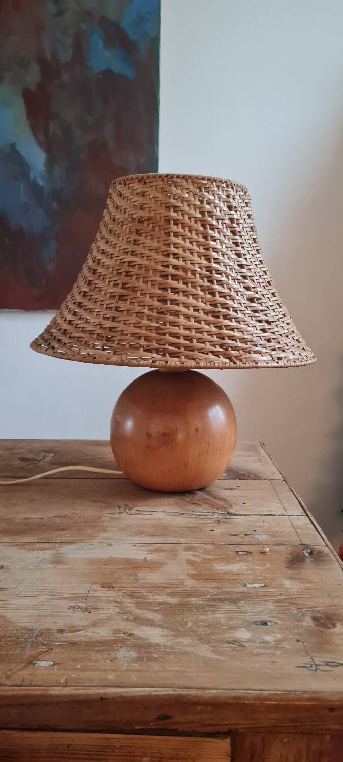 Ball lamp in walnut wood and wicker