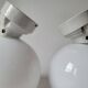 Duo d'appliques en opaline et porcelaine