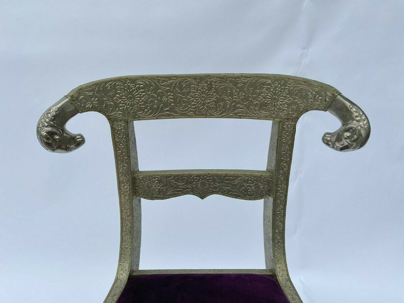 Chaise 1980 tete de belier metal velours violet vintage