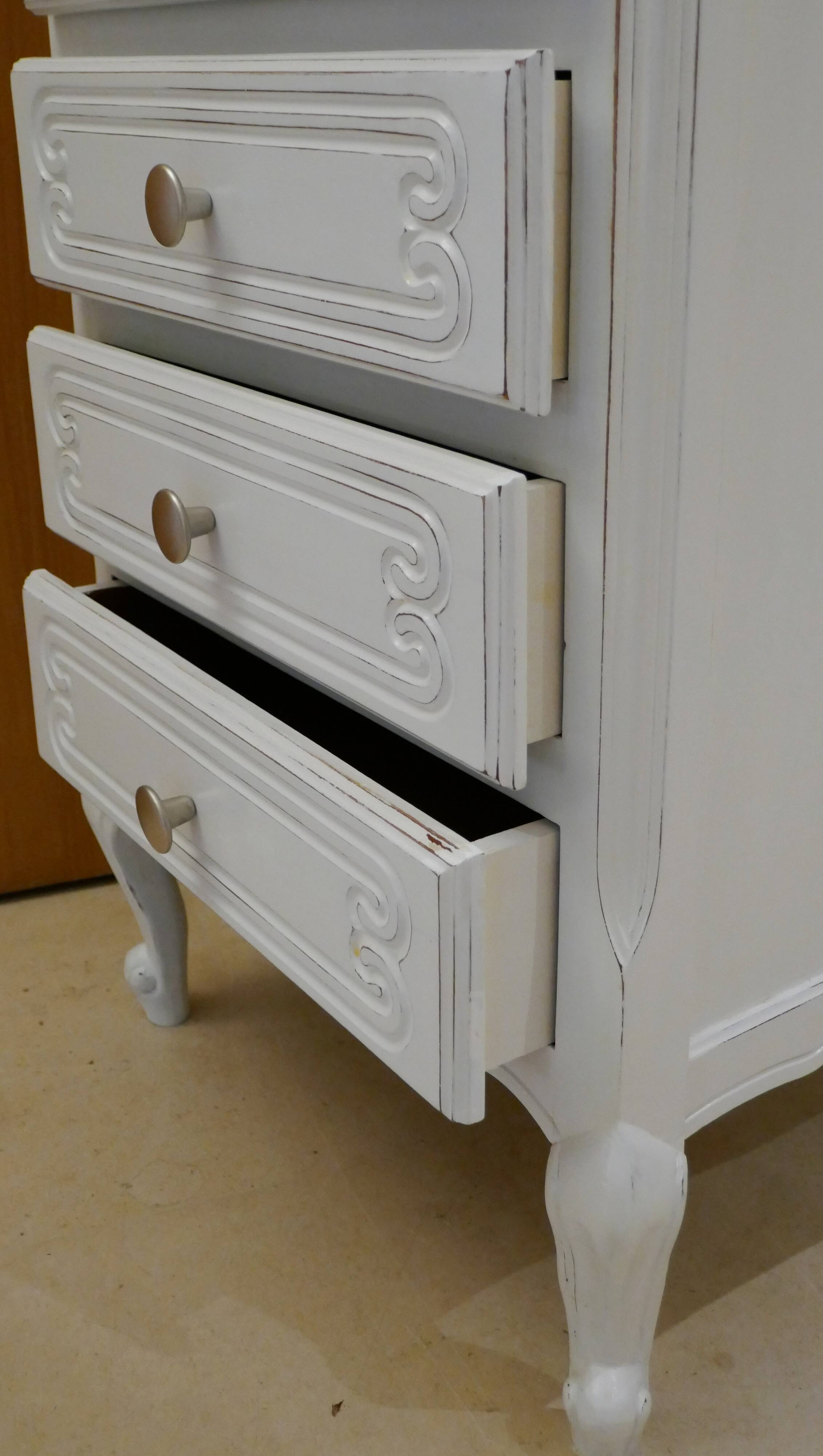 White shabby chiffonier