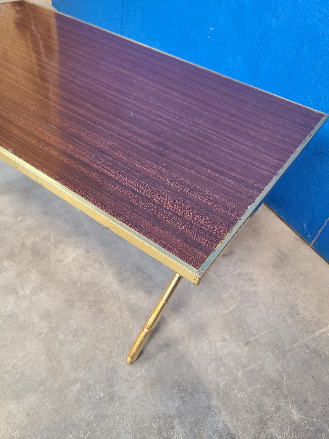 Table basse pied bambou doré et formica palissandre 1972