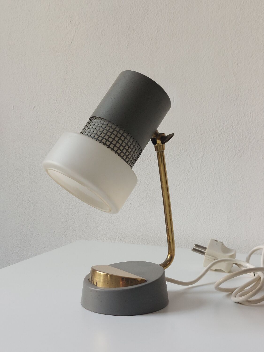 Lampes de chevet vintage milieu du siècle, lampes de table en verre opale et laiton.