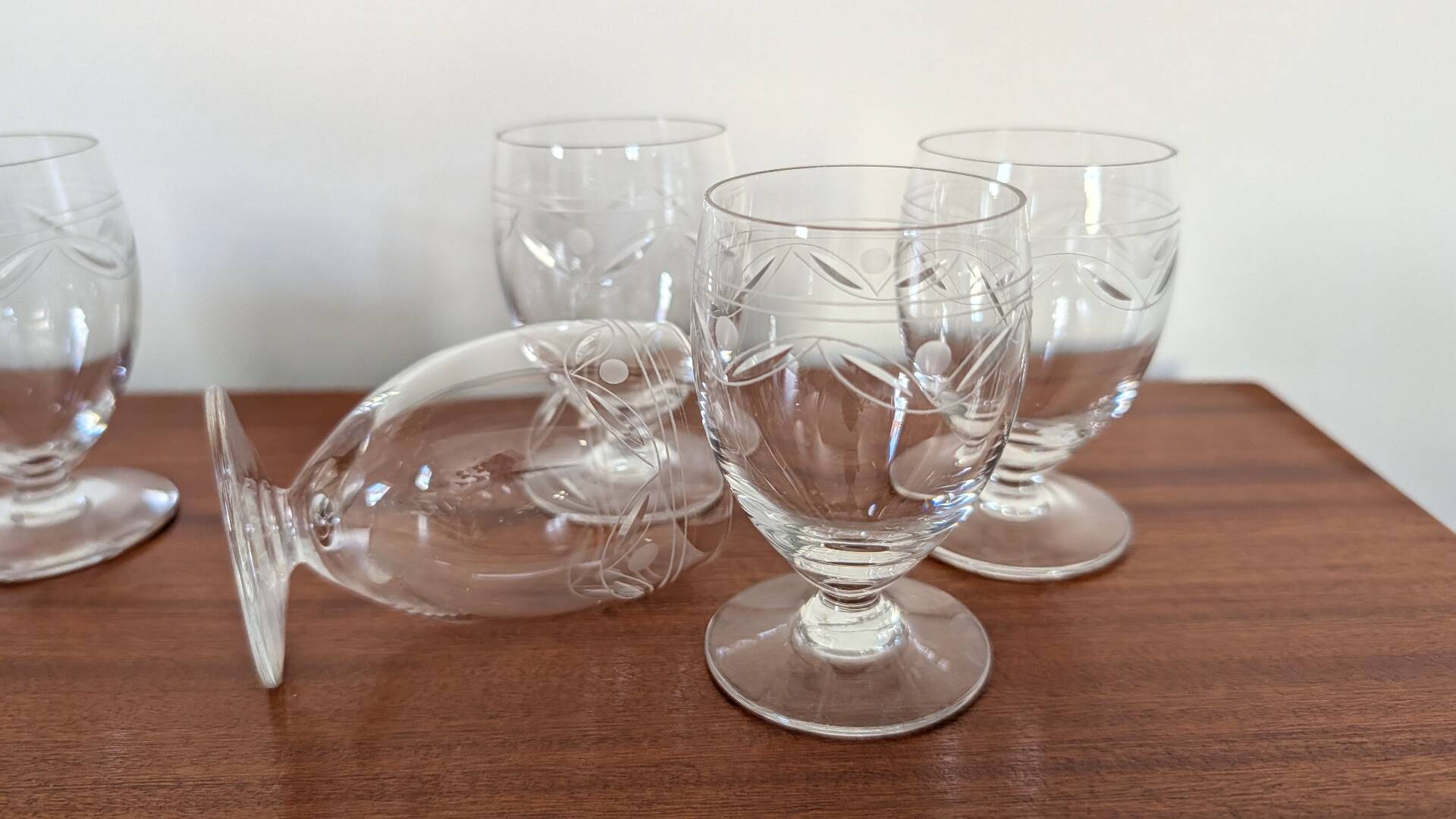 Set of 7 engraved crystal glasses