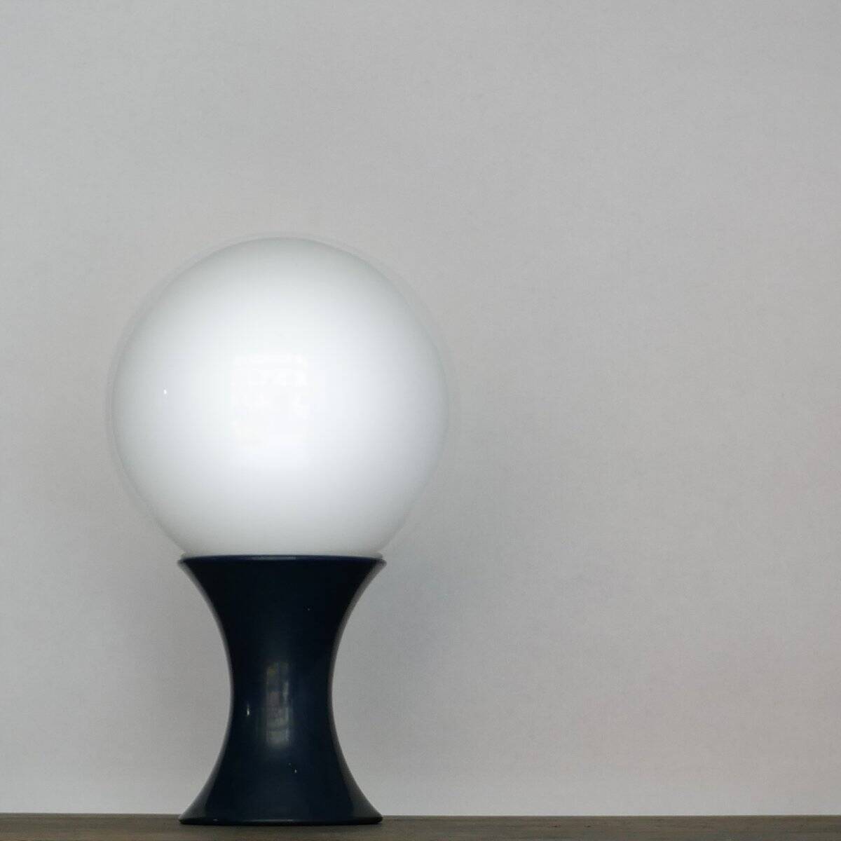 Grande lampe de table en forme de champignon en verre opalin blanc par Stilnovo, années 60