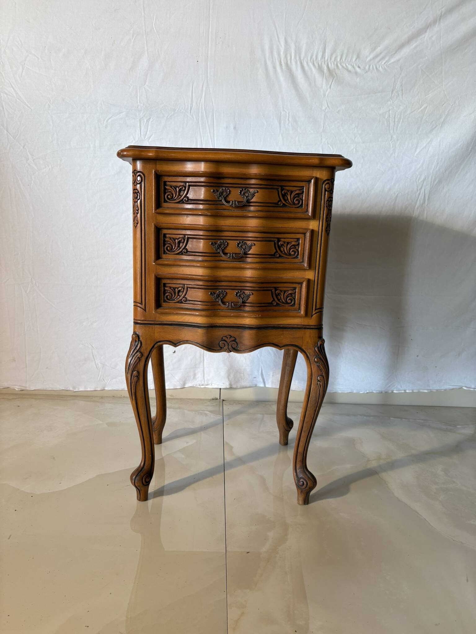 Louis XV style bedside table or chest of drawers – 3 carved drawers