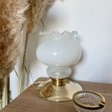Lampe à poser vintage avec globe blanc et base en laiton ancien - Éclairage élégant avec fil doré tressé