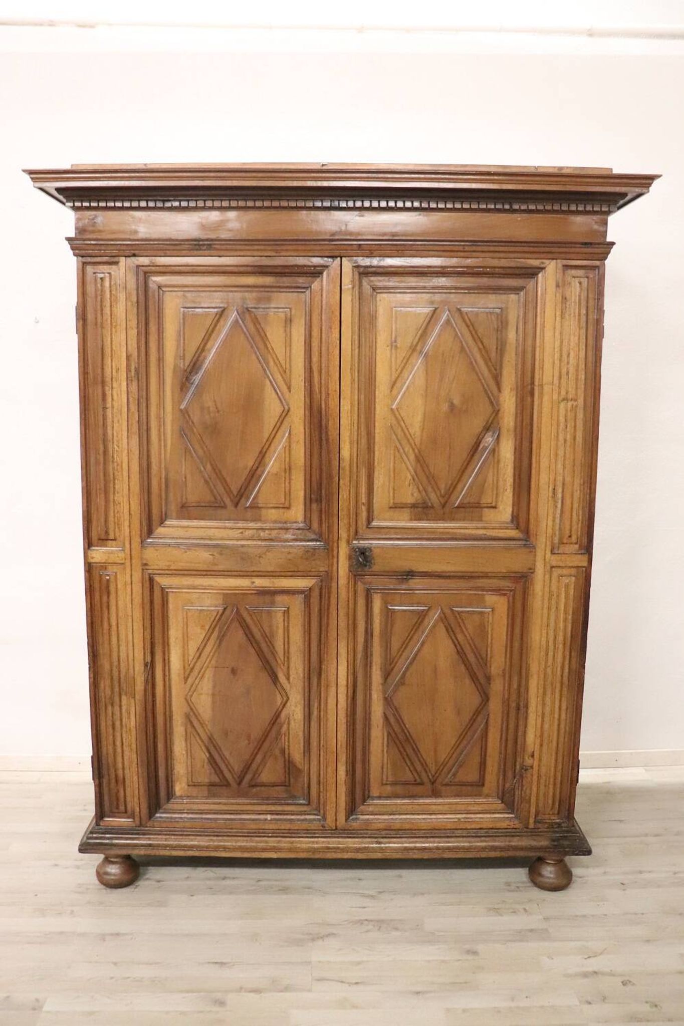 Armoire à Secret Du 17ème Siècle En Noyer
