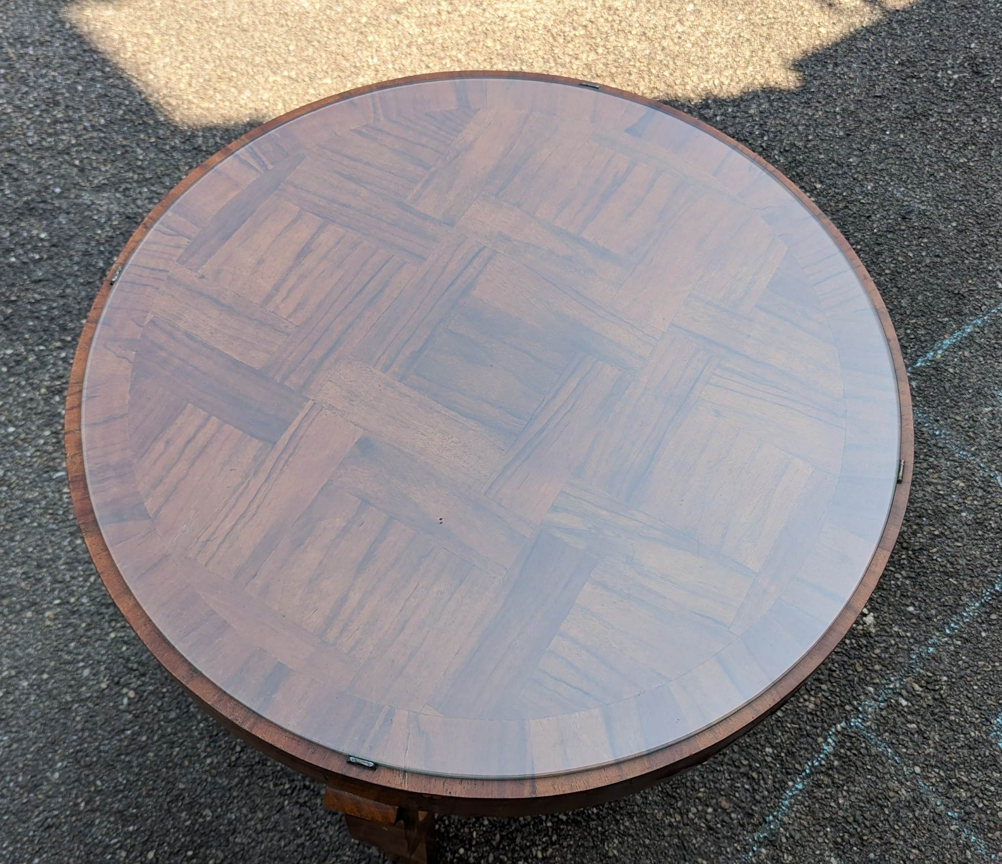 Round coffee table