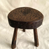 Tabouret tipode brutaliste en bois sculpté
