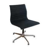 Chaise EA 108 de Charles et Ray eames édition ICF