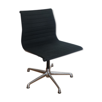 Chaise EA 108 de Charles et Ray eames édition ICF