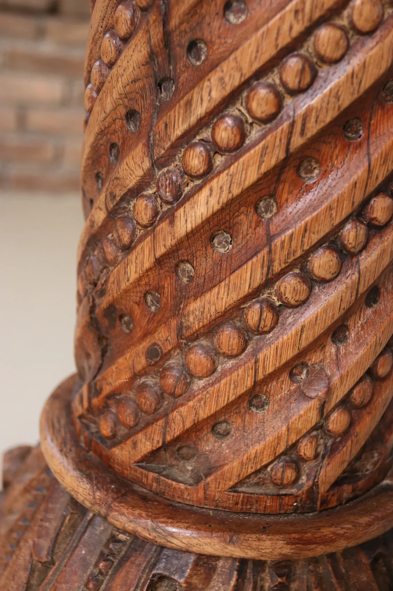 Carved oak column with twisted shaft, beads and acanthus – 19th c.