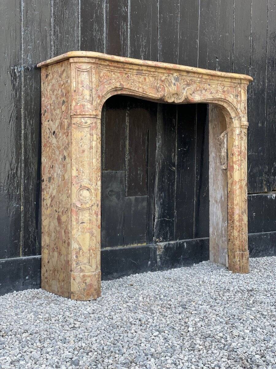 Cheminée de style Louis XV en marbre brèche d’Alep