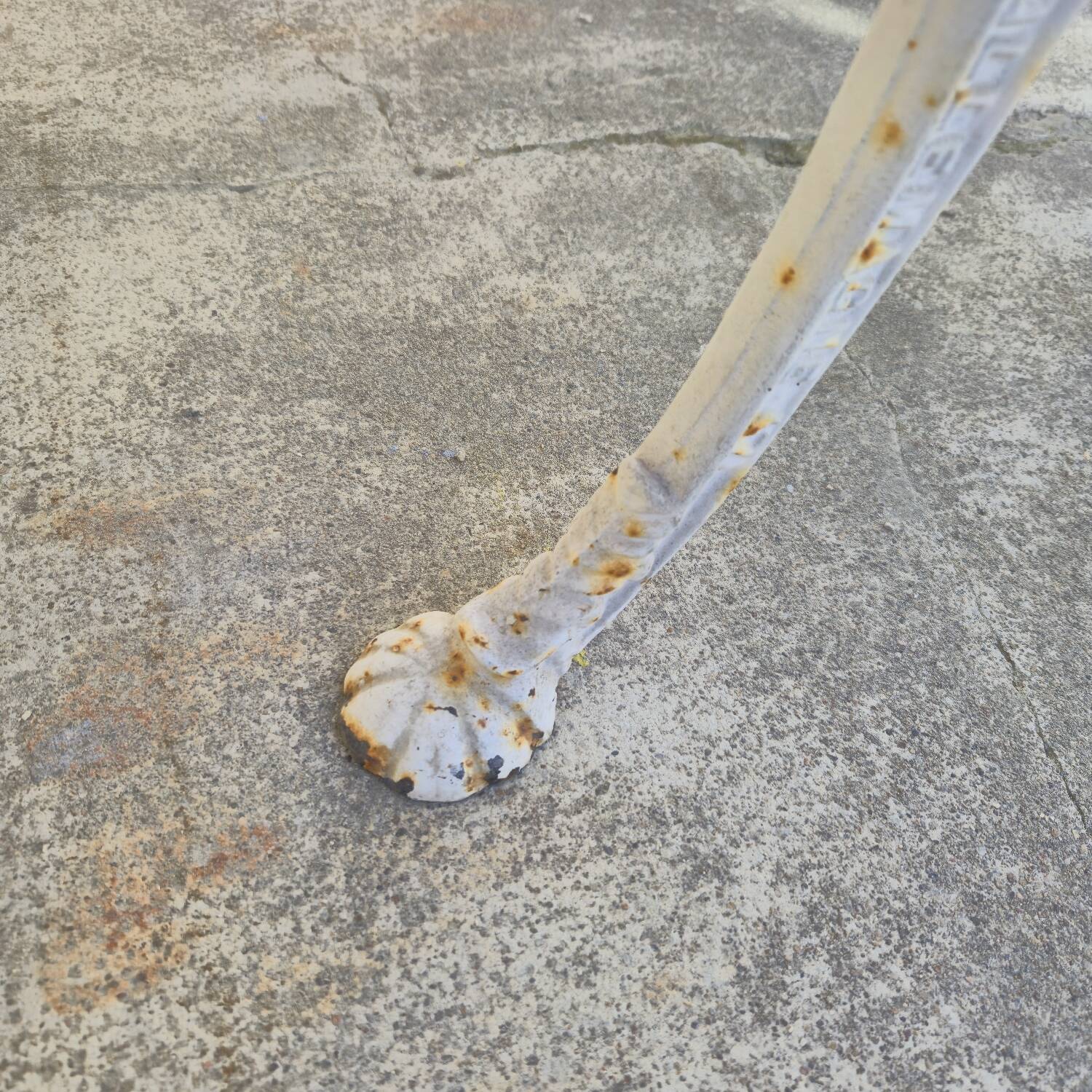Table de bistrot ancienne en bois aérogommé et fonte