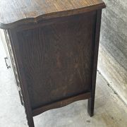 Petit meuble de rangement en chêne sculpté – circa 1930