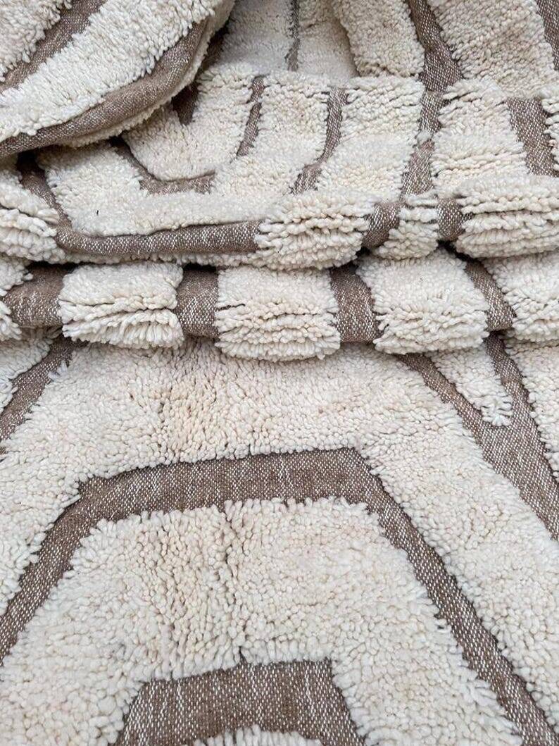 Ecru Moroccan rug with geometric patterns 280cm x 180cm
