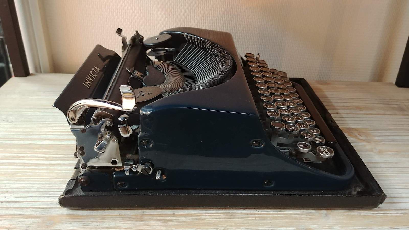 Invicta MP1 Olivetti typewriter