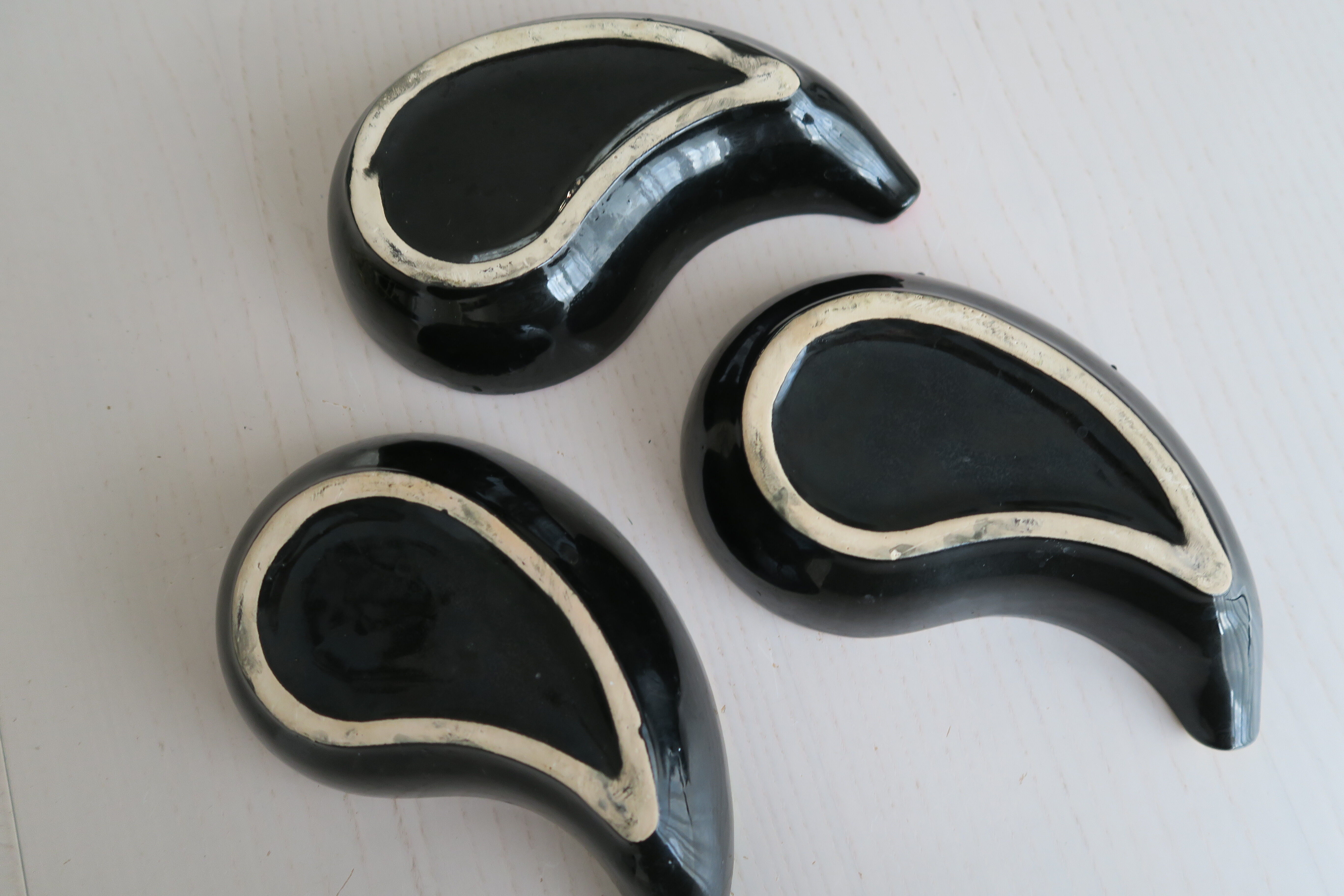 3 raviers céramique vintage assortis 1950-60 dans panier laiton poignée scoubidou