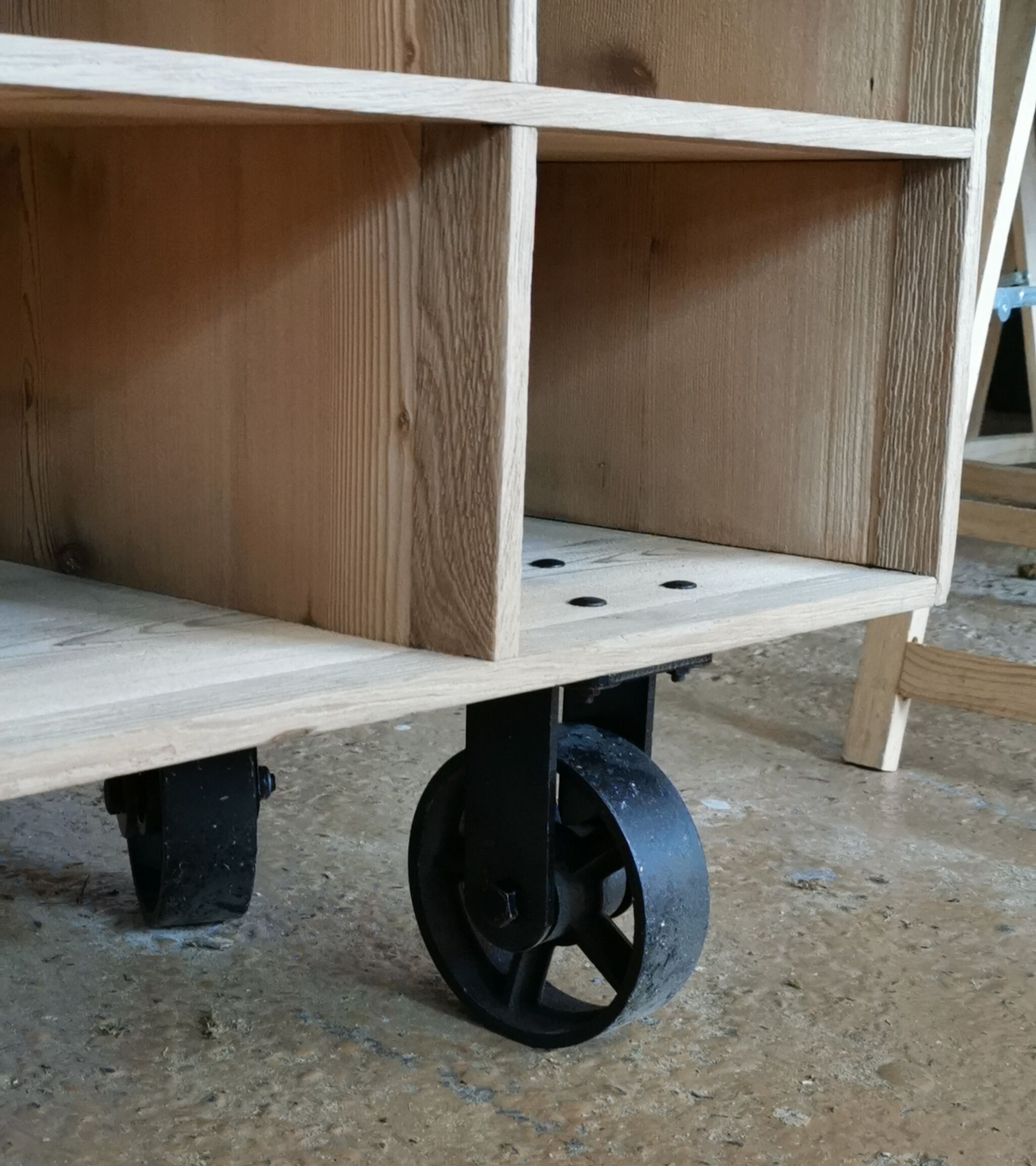 Trade furniture 24 lockers