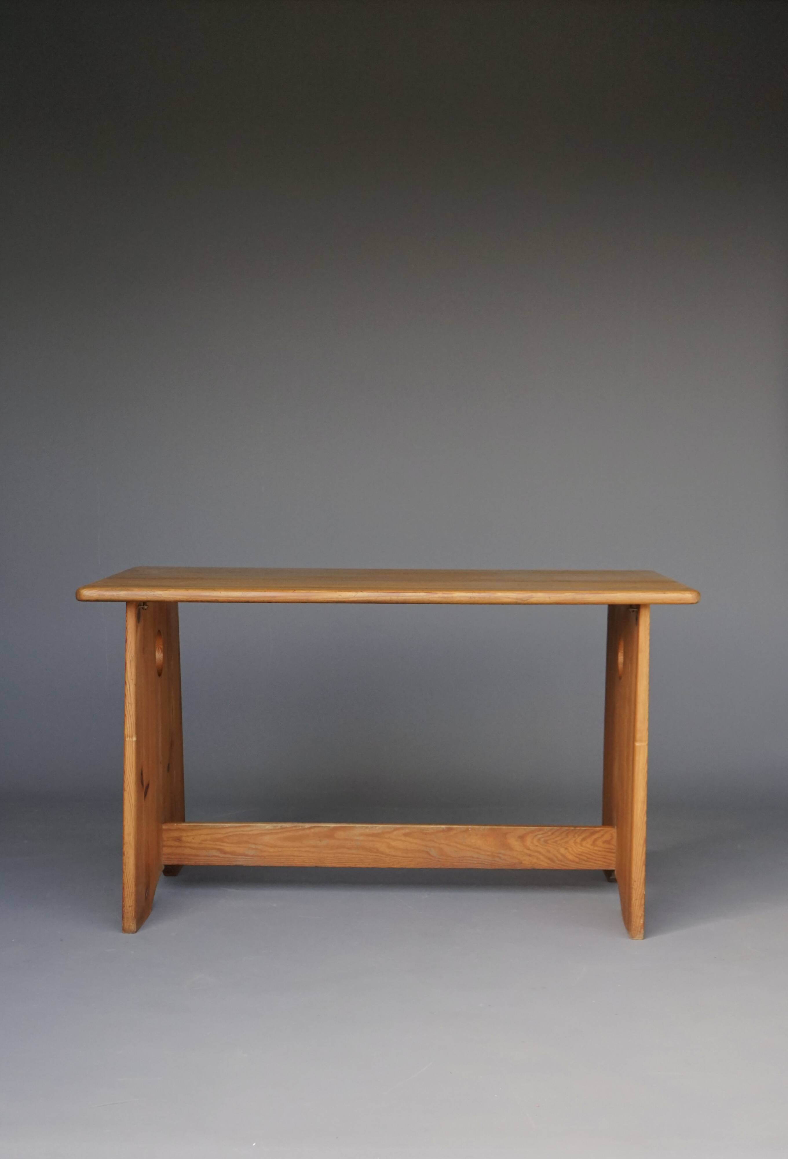 Table en pin suédois par Gilbert Marklund pour Furusnickarn Ab, années 1960