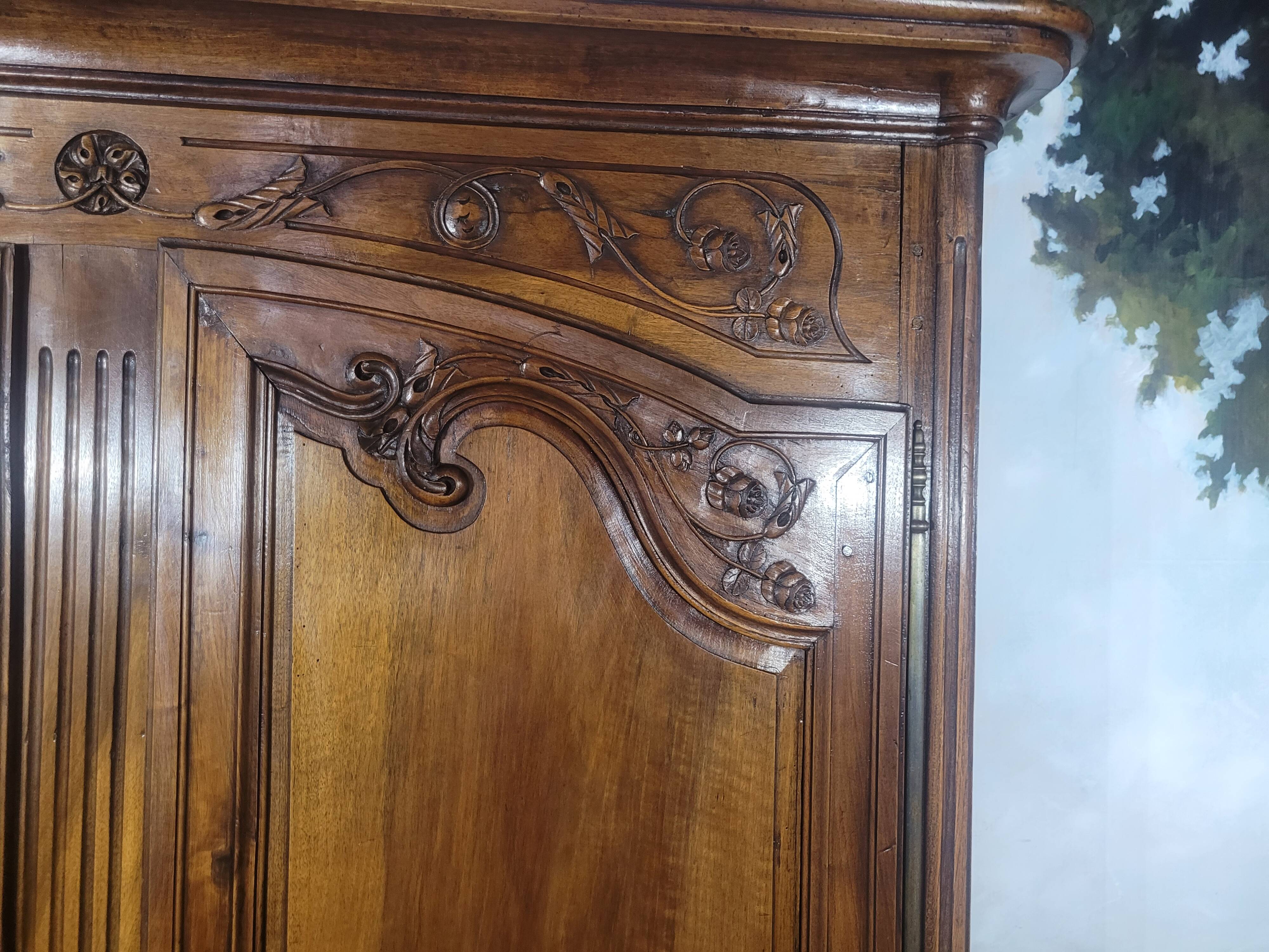 Low walnut cabinet from the late 18th century