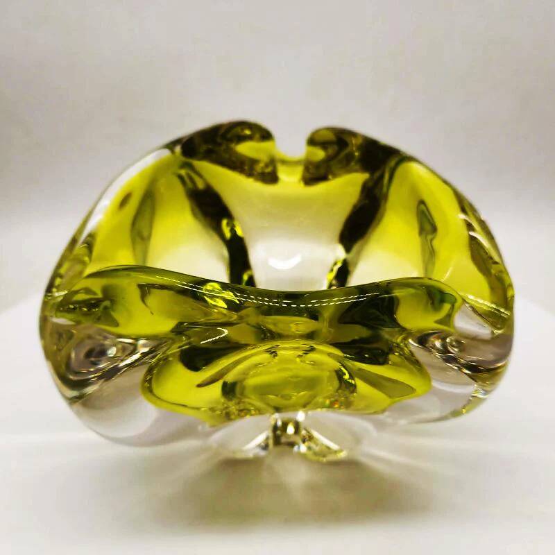 1950s large triangular ashtray - centerpiece or catch-all in Murano glass by Flavio Poli. Made in Italy. 20 x 17 x 13.5 h cm / 2.8 kg.
