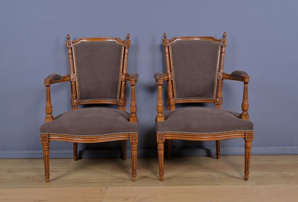 Paire de fauteuils en hêtre teinté, style Louis XVI – 1950