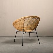 Fauteuil corbeille en rotin et métal noir