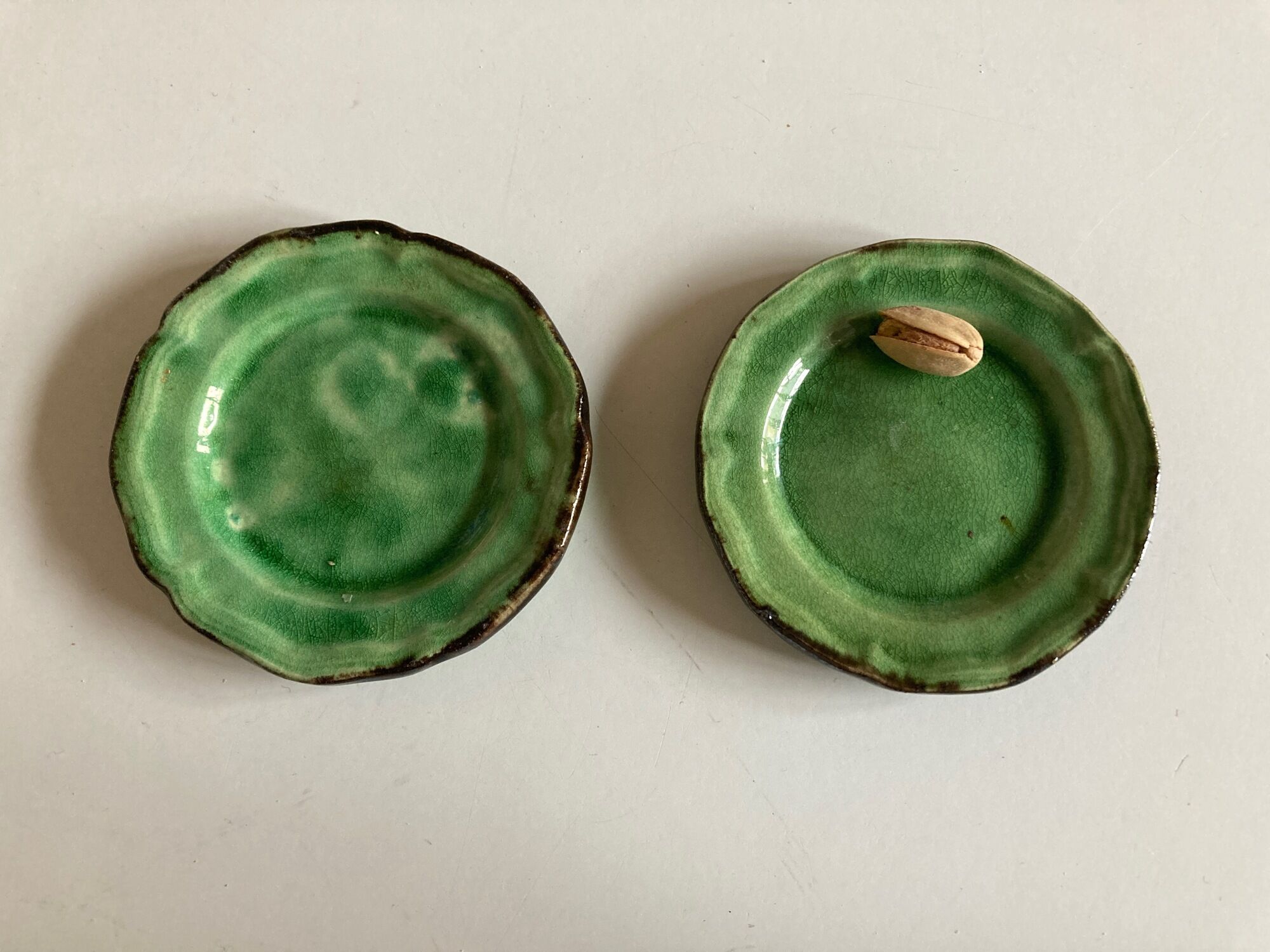 Pair of glazed clay plates with XXS Dieulefit 1950 gadroons