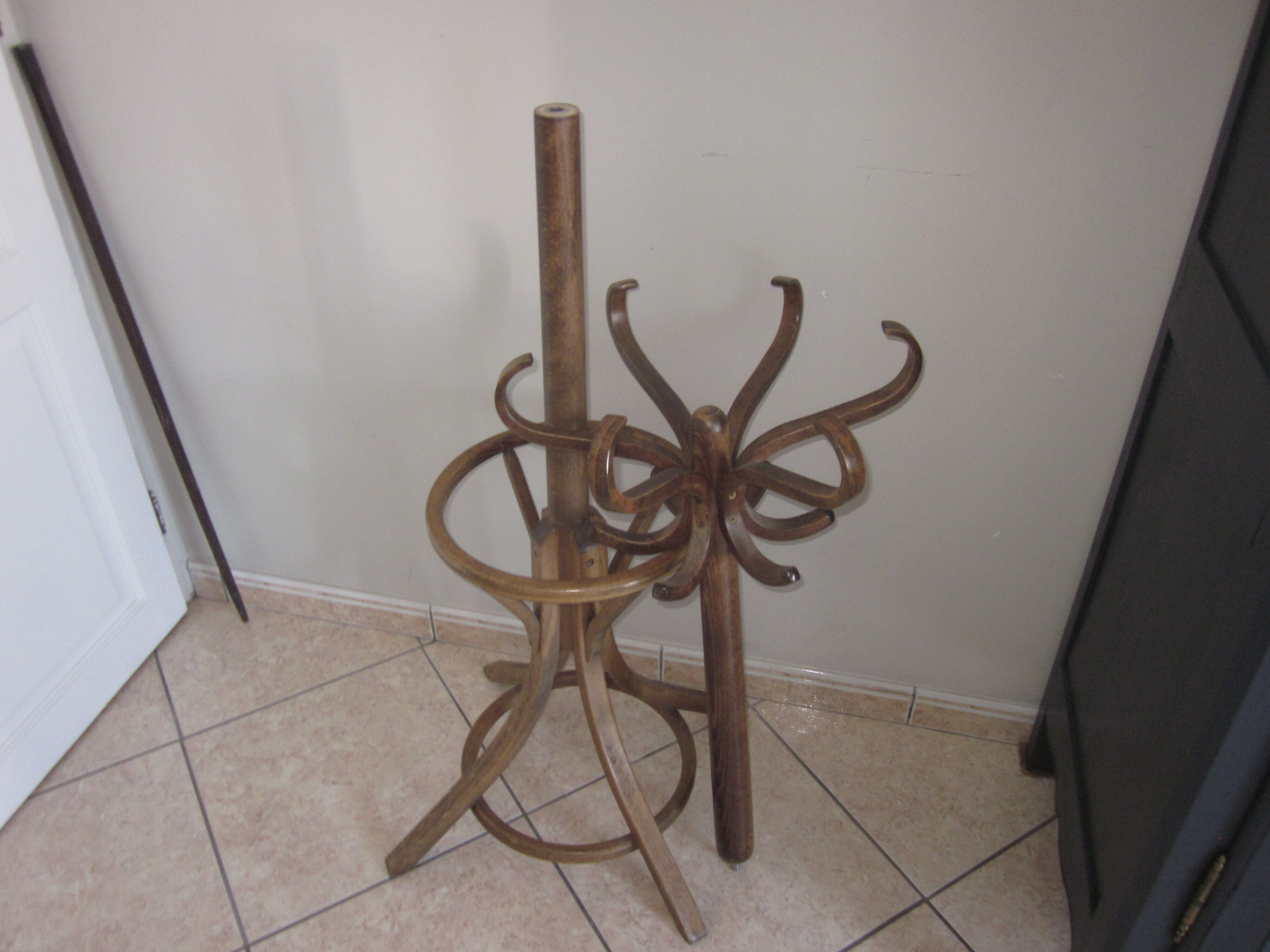 Baumann parrot coat rack