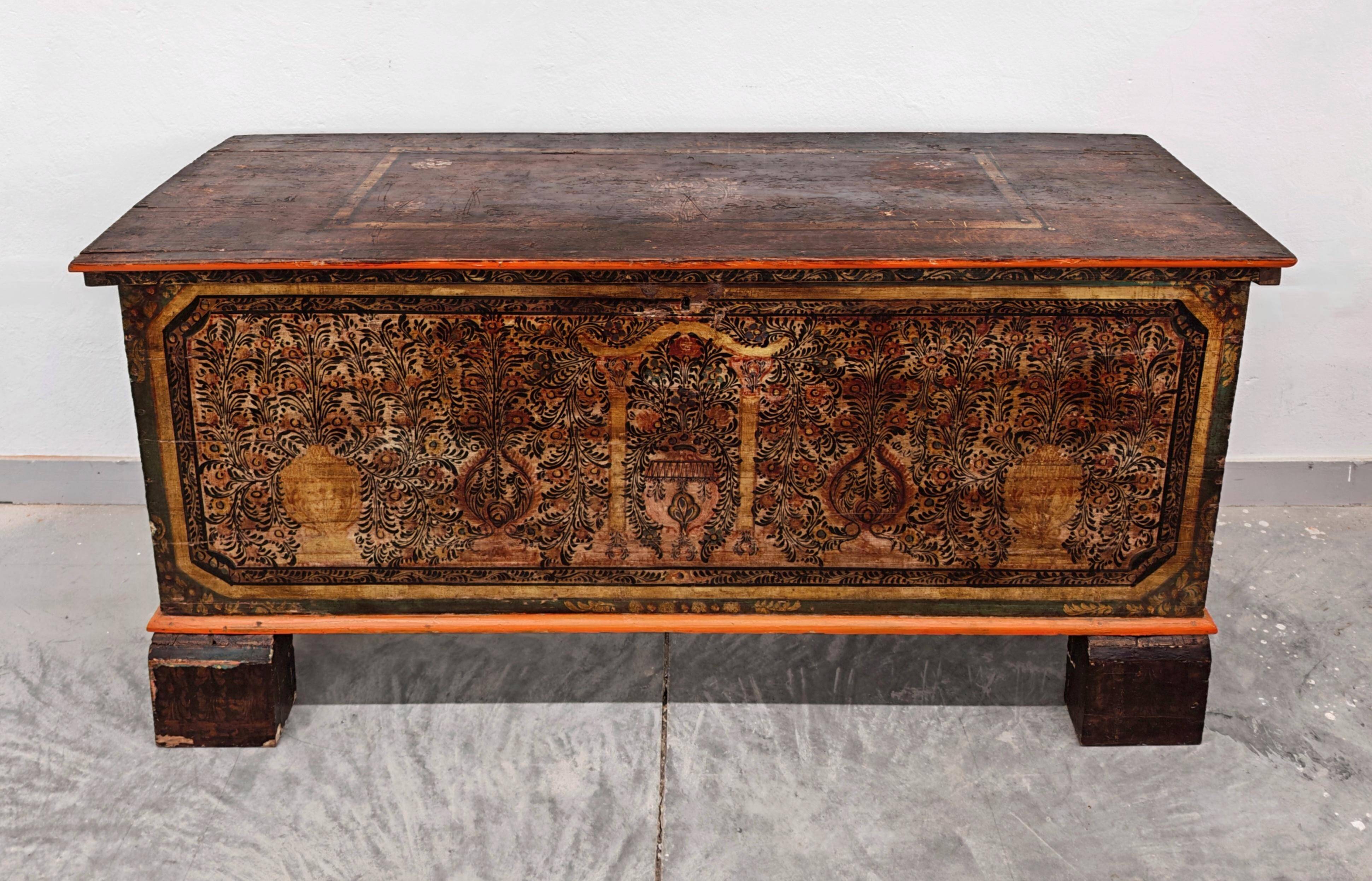 Coffre de dot antique extra grand en pin peint à la main