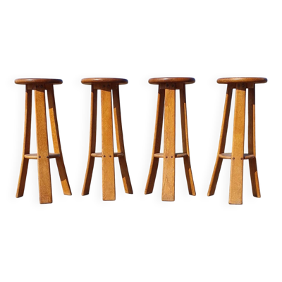 Set de 4 tabourets de bar vintage brutalistes à trépied en chêne.
