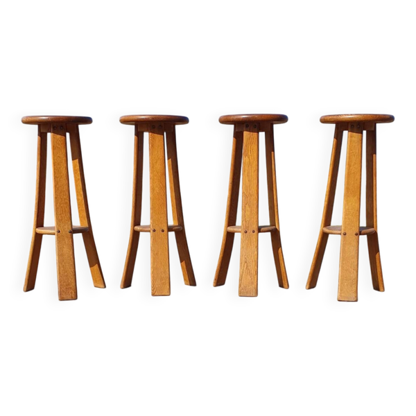 Set de 4 tabourets de bar vintage brutalistes à trépied en chêne.