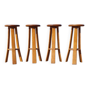 Set de 4 tabourets de bar vintage brutalistes à trépied en chêne.