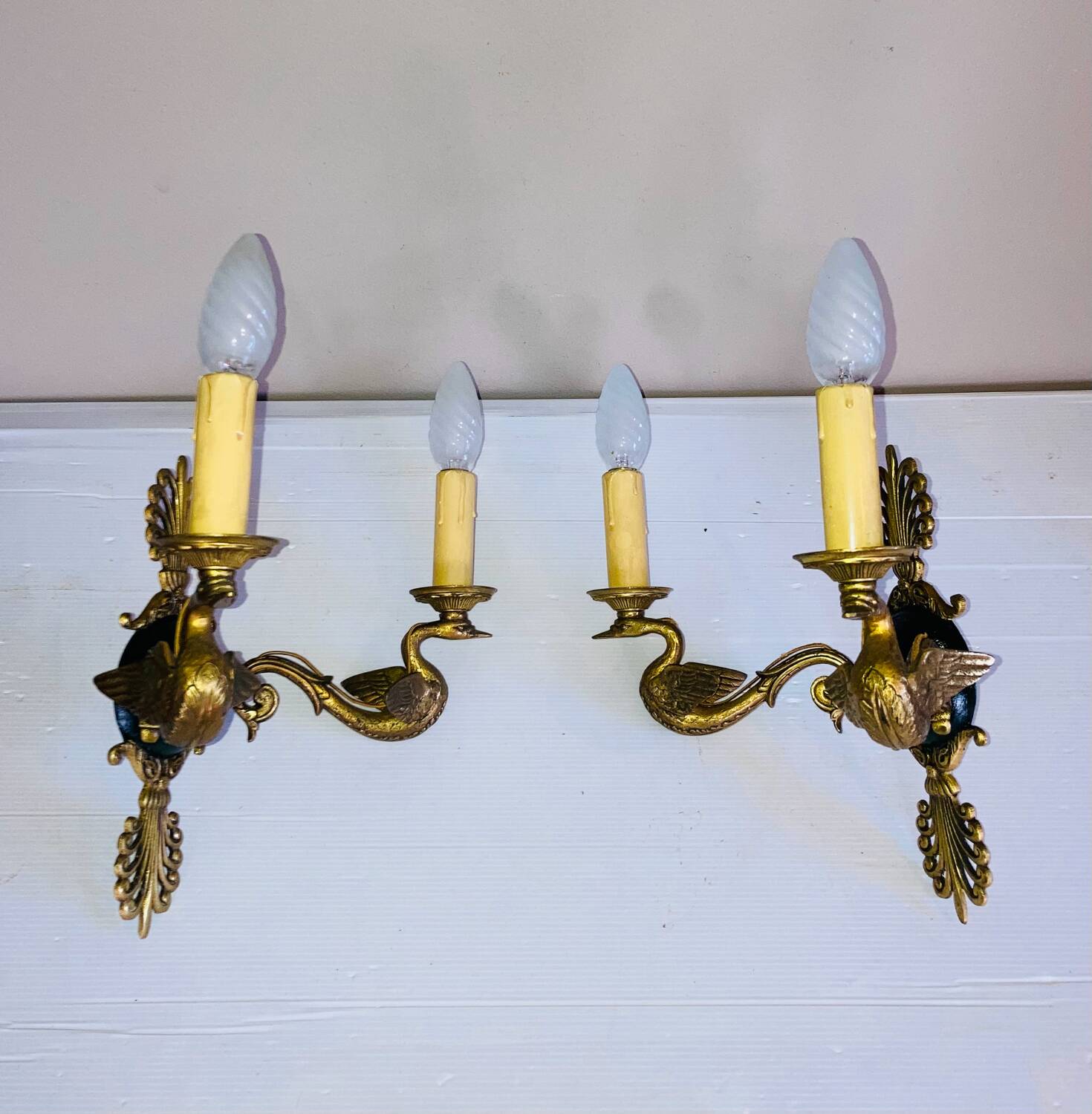 Empire bronze sconces with decorations of swans, palmettes and acanthus leaves