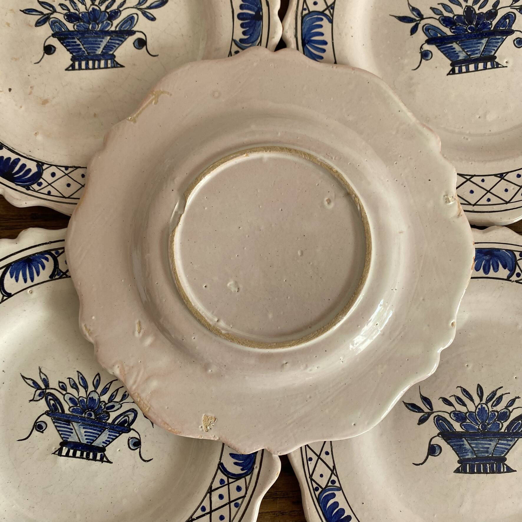 Dessert plates in Rouen faience with hand decoration.