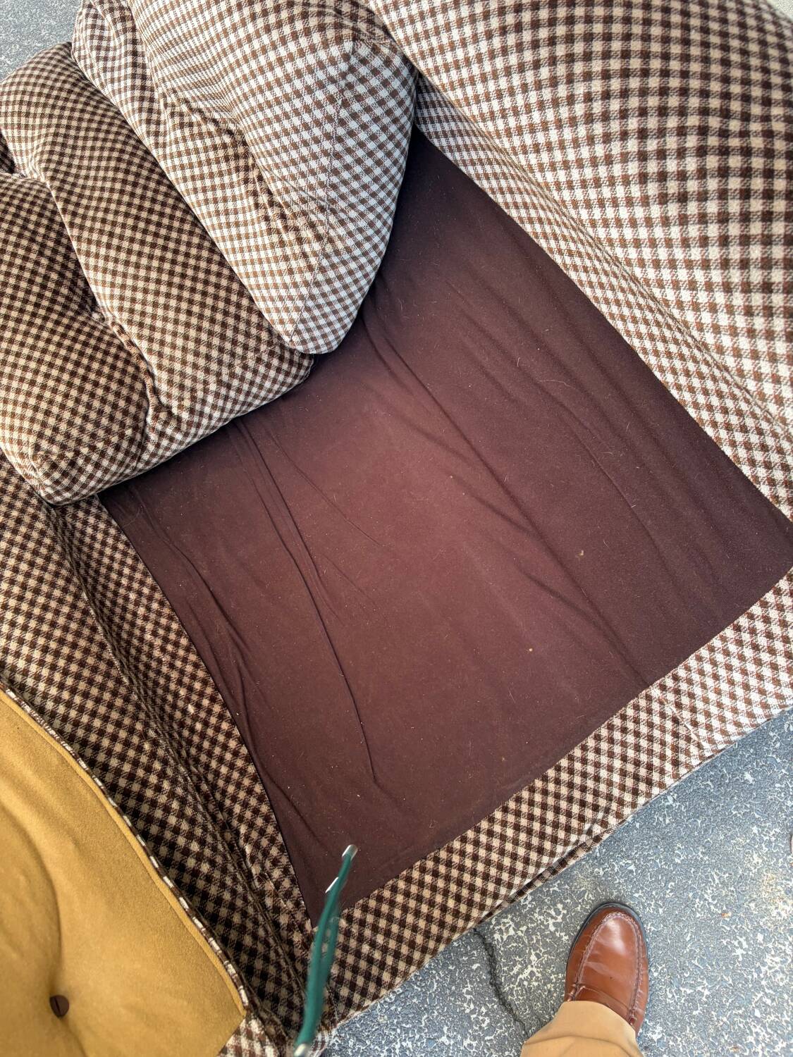 Two-seater velvet armchair with a vintage 70s pattern.