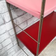 Etagère string  montants doré plateaux rouge bordeau et rose 58x49x19