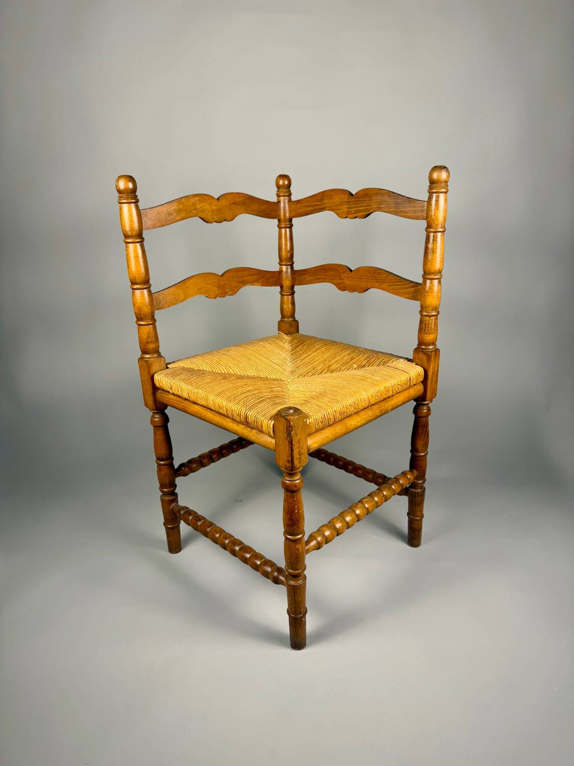 Chaise d'angle vintage en bois avec assise en paille tissée
