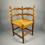 Chaise d'angle vintage en bois avec assise en paille tissée