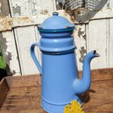 Cafetière bleue en tôle émaillée vintage