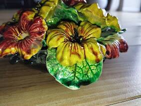 Vintage decorative object in ceramic majolica with pansy decoration – 1950s